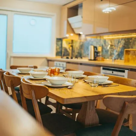 דירה Central, Spacious With Balcony & Elevator Flat In Besiktas *