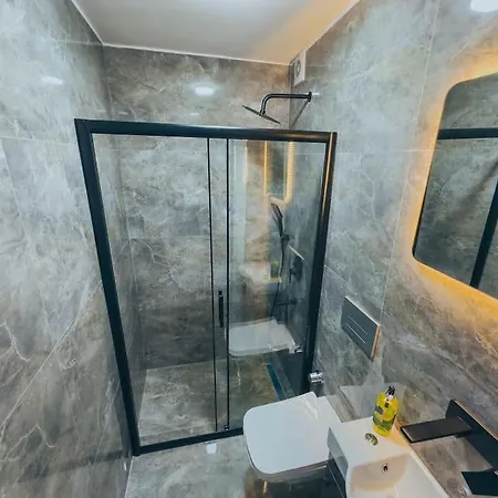 Central, Spacious With Balcony & Elevator Flat In Besiktas アパート *