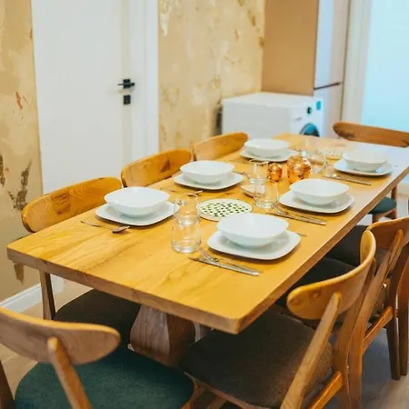 Central, Spacious With Balcony & Elevator Flat In Besiktas アパート